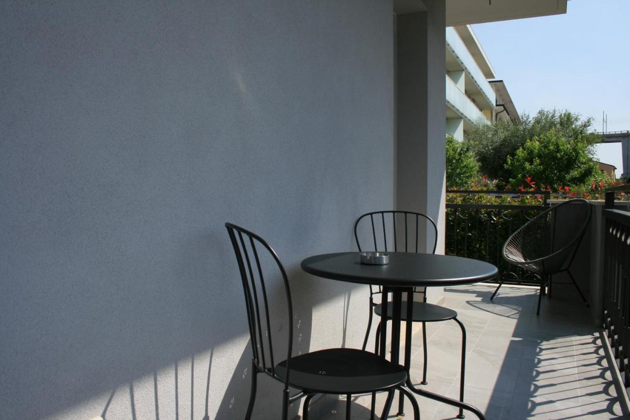 Du Lac Aparments Desenzano del Garda Bagian luar foto
